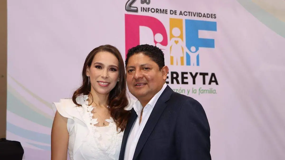 La presidenta del Sistema Municipal DIF en Cadereyta, Alma Rosa Villeda de Martínez, la acompañó Miguel Martínez, presidente municipal